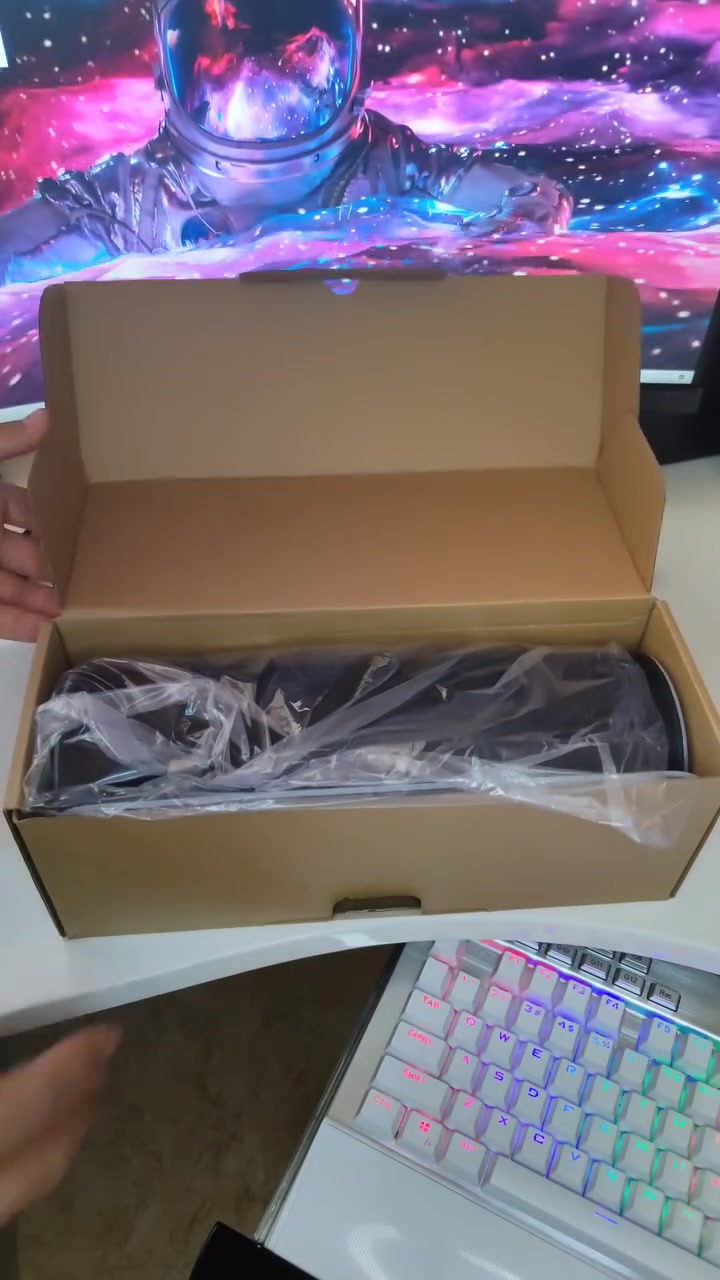 عندي ماوس باد مرتبة كلش حلوة تجي Led RGB تنربط بالتلفون تتفاعل وي الصوت و بيها شاحن وايرلس وسعرها كلش حلو 10 الاف 

***********
