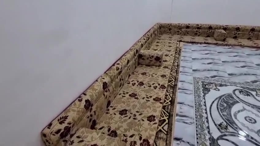السلام عليكم يوجد لدينا ديوان للبيع  السعر 175للاتصال على الرقم ***********
