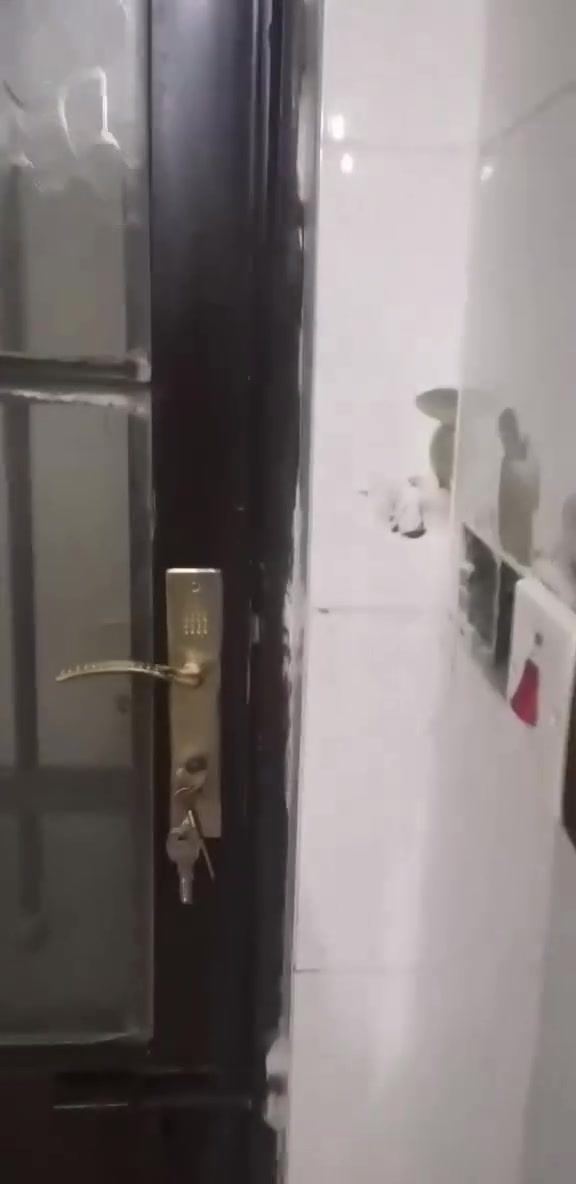السلام عليكم ورحمة الله وبركاته  بيت للبيع المساحه ١٠٠ مربع ١٠×١٠ طابق  واحد  بناء ٨٠ متر والباقي كراج صغير وحديقه بناء غرفة نوم +استقبال و مطبخ مفتوح على الصاله طبعا الاستقبال معزوله بابها كبل من الطارمه الدرج خارجي العنوان كربلاء شارع  المطبعه مو الفرع التبليط القبله نهاية الفرع مكتبت العلم مباشر من صاحبت البيت السعر ١٢٠ وبي مجال مستعجل على البيع للاستفسار *********** ابو علي علما البيت حاليا امئجر ٢٥٠ الشهر
