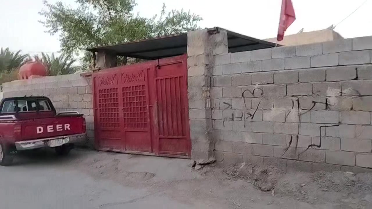 اللهم صل على محمد وال محمد بيت في حي الحسين مساحه البيت 300 يتكون من  ديوانيه ومطبخ خارجي و ثلاث غرف وصاله 11 ماء وكهرباء وسحب وتبليط ومجاري  صوبين بيت جاهز من كل شيء مال عائله  السعر خاص ***********
