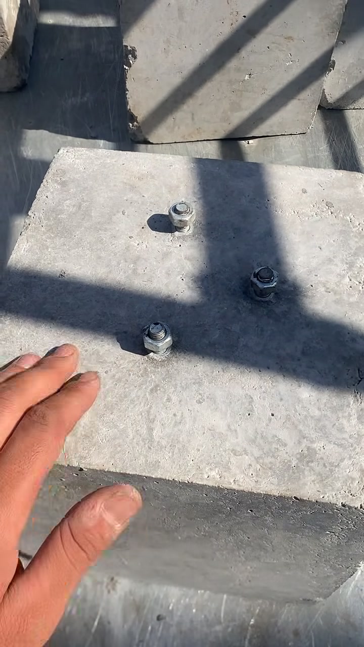 يتوفر صبات تثبيت لمنظومات الطاقه الشمسيه☀️
مناسبه لتثبيت هياكل الالواح الشمسيه بثبات عالي ومقاومه للرياح 
الاوزان المتوفر :
50كغم 
60كغم 
مناسبه لكافه مشاريع الطاقه الشمسيه 
ثبات وامان عالي للهياكل 
للطلب والتواصل :
***********
