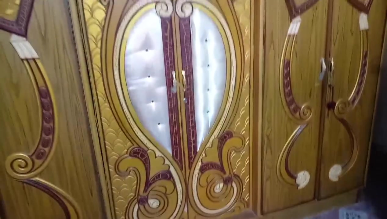 عندي هاي الغرفه اخشاب نقصها بس ميز مكياج وكم حاجه الي يريدها بسعر مناسب يراسلني واتساب ***********
