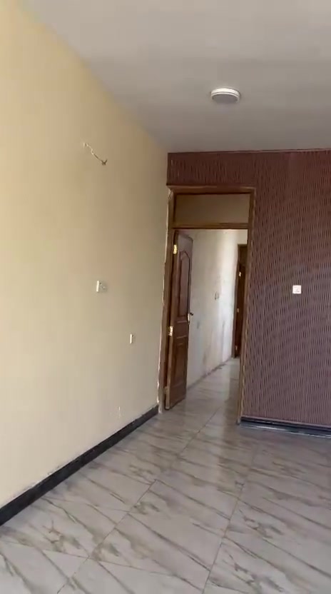 للايجار
شقة للايجار طابق ثاني من منزل مع مدخل ودرج خارجي منفصل ، مثل ما موضح بالفيديوهات الشقة تتكون من صالة وغرفتين.
موقع الشقة على خدمي شارع المطار في حي الاطباء. 
مطلوب عائلة صغيرة فقط.
للتواصل على الرقم فقط : ***********
