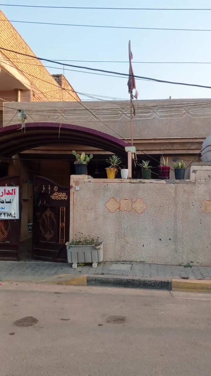 السلام عليكم
بيت 200 متر سند واقع حال 220 متر في منطقة 11 السكلات البيت صاير على ساحة وقريب جداً على الشارع العام يحتوي البيت على حمام وتواليت خارجي وحمام داخلي ويحتوي على استقبال كبير ومطبخ حار وبارد وصالة ويحتوي على غرفتين نوم كبار البيت جاهز وكامل سيراميك وكاشي وشتايكر سطح وبيتونة البيت يحتوي على خمسة خطوط كهرباء وخطين ماء اضافة إلى خطين مجاري مربوط والمنطقة كلها تعرفها ال 11 وتعرف ناسها شلون طيبين منطقة خير من اللة وخدماتها خير من الله ومقابيل البيت الساحة تكدر تسوي حديقة او كراج خاص بيك للاستفسار المراسلة أو الاتصال 
***********
