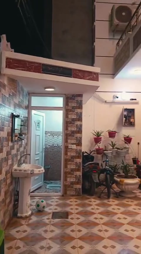 السلام عليكم بيت للبيع في حي اليرموك قرب الزكزاك مساحة ١٥٠ يتكون من أربع غرف وصالتين مساحة البيت ١٥٠م بيت درجة أولى للاستفسار عن الرقم ***********

