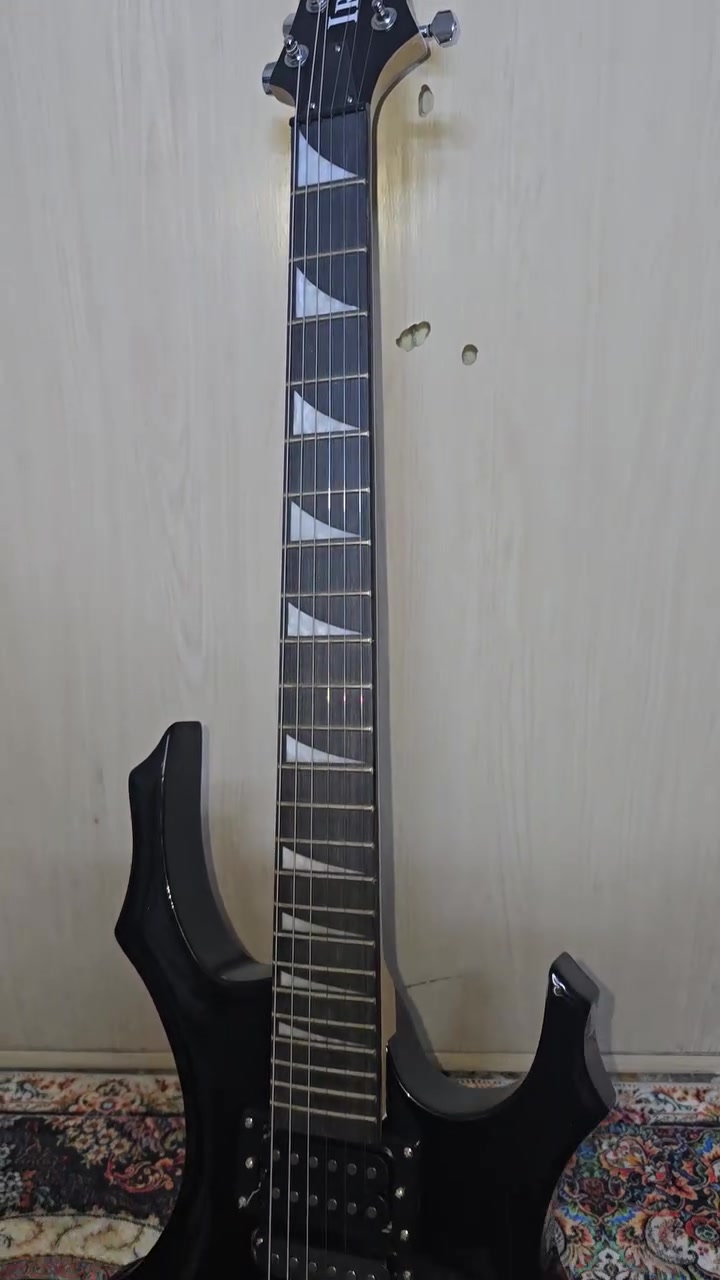 🎸 للبيع: كيتار كهربائي IRIN بحالة ممتازة!
​للبيع كيتار كهربائي من ماركة IRIN بتصميم هجومي مميز ولون أسود ملكي، يمنحك مظهراً وصوتاً قوياً جداً على المسرح وفي التدريبات.
​📌 المواصفات والمميزات:
​الماركة: IRIN.
​اللون: أسود لمّاع (Gloss Black).
​التصميم: جسم بتصميم قتالي عصري وحاد، مع علامات الأصابع على الرقبة بتصميم أسطوري (Shark Fin Inlays).
​الالتقاط (Pickups): مزود بـ Humbuckers لتوفير صوت قوي ونقي، ممتاز جداً لعزف الروك، الميتال، والعزف السريع (Shorthand Soloing).
​الحالة:  جديد بجيس (موضح بالصور).
​💰 التفاصيل والشراء:
​السعر: [١٤٠ ] ألف دينار (قابل للتفاوض البسيط للجادين).
​الموقع: [بغداد / ].
​التوصيل: [يتوفر توصيل / استلام مباشر من المكان].
​📩 للتواصل والاستفسار: يرجى المراسلة على الخاص أو الاتصال على الرقم: [***********]
