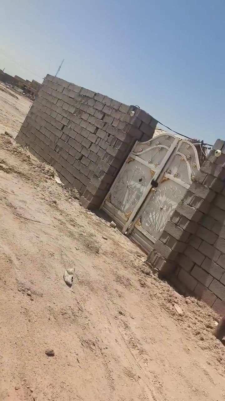 سلام عليكم قطعه لبيع مساحه 300 متر مسيج بلوك رتفاع سياج ١٤ بلوك ع داير مادير وماسسه كهرباء وماي بكاع حيدرال جبر جديد بلمجمع مو ركن لبصفه شارع منفرد ماي وكهرباء وشارع سبيس كل خدمات متوفره يريده بخدمته هاذه رقمي ***********
