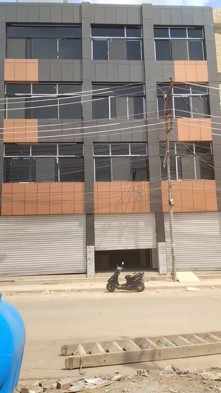 بناية تجارية • ٢٠٠م • ٣ طوابق ونص
