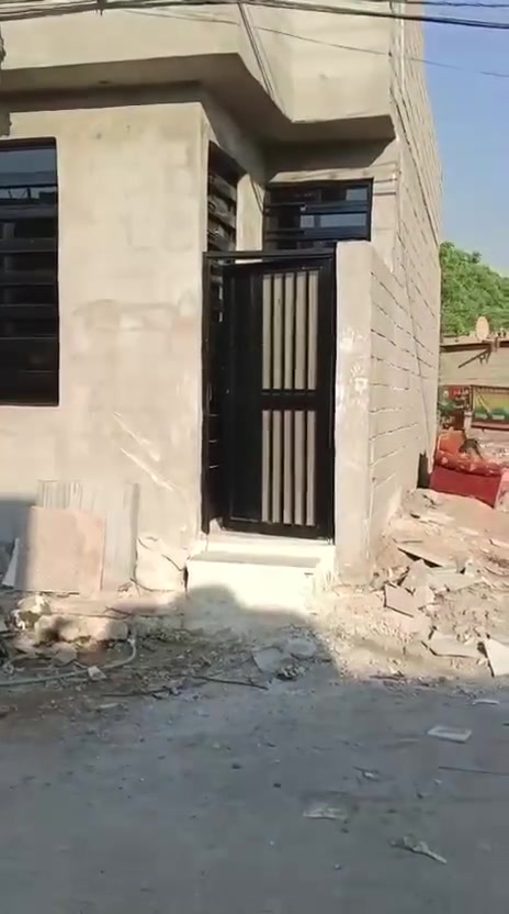 السلام عليكم إخوان بيت مساحة ٥٠م
عنوان سبع قصور شارع المشروع ماقابيل المولدة الثالثة
البيت بناء حديث السقف صب مسلح شارع جبير ماعرف 
شكد بس أكثر من ١٥ م الفرع مقرنص والبيت عالي عن الشارع 
البيت زراعي ٢٥ التفاصل مثل ماواضح بالفيديو
السعر ٢٨ وبي مجال 
للاستفسار/ ***********
