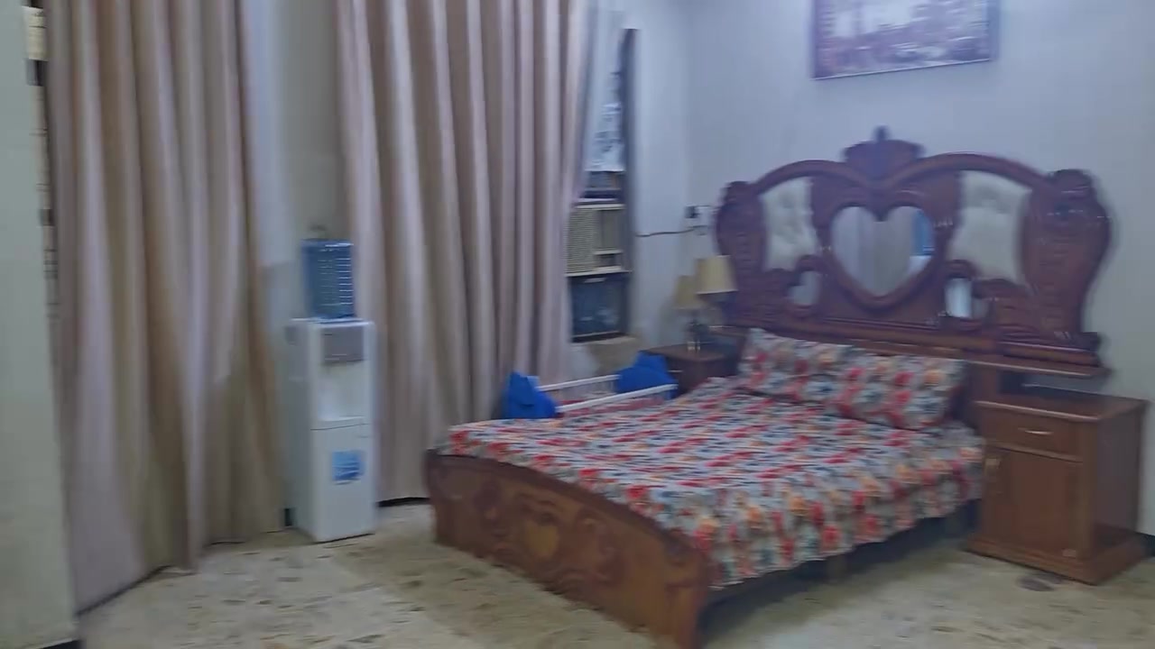 بيت مساحه 150م طابو صرف  سكني بغداد منطقه الامين سكينه واجه 6 نزال 25 بناء 2017 بيت نضيف ومرتب وبي تشجير يحتوي على استقبال و 4غرف نوم وصحيات عدد 3 كامل من كلشي للاستفسار *********** السعر 425 وبي مجال
