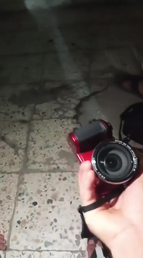 السلام عليكم كامره نايكون للبيع كامله السعر 300 وبيها مجال مكاني بغداد واتساب ***********.   

الموديل: Nikon COOLPIX P520
الدقة: 18.1 ميگاپكسل
الحساس: CMOS بحجم 1/2.3 بوصة
العدسة: NIKKOR
الزوم البصري: 42×
البعد البؤري: 4.3–180mm، ما يعادل تقريبًا 24–1000mm على كاميرات 35mm.
فتحة العدسة: f/3.0–5.9
مانع الاهتزاز: VR بتحريك العدسة (Lens-shift VR)
ماكرو: تستطيع التركيز من حوالي 1 سم في وضع الماكرو. �
en.nikon.ca
🎥 تصوير الفيديو
تسجل Full HD 1920×1080، مع خيارات 30fps و25fps و50i/60i، إضافة إلى أوضاع تصوير بطيء. �
نيكون الولايات المتحدة
🖥️ الشاشة
شاشة متحركة 3.2 بوصة
دقة حوالي 921 ألف نقطة
قابلة للانقلاب بزوايا مختلفة، وهذا مفيد للتصوير من زوايا منخفضة أو عالية. �
en.nikon.ca
🔭 أقوى شيء بالكاميرا
الـ 42× Zoom هو نقطة قوتها الرئيسية. الـ1000mm المكافئ يعني أنها ممتازة لتصوير:
القمر 🌙
الطيور والحيوانات من مسافة
الأشياء البعيدة
تصوير السفر والمناظر
