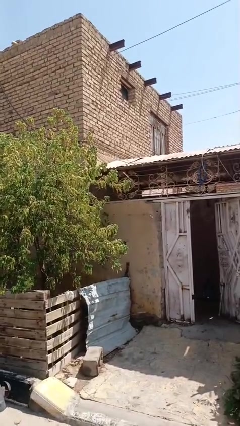 عليكم بيت للبيع المكان ناصريه حي الشهداء بشارع لنص لبيت ركن عل ساحه المساحه مالته 240متر 
رقم لستفسار ***********
