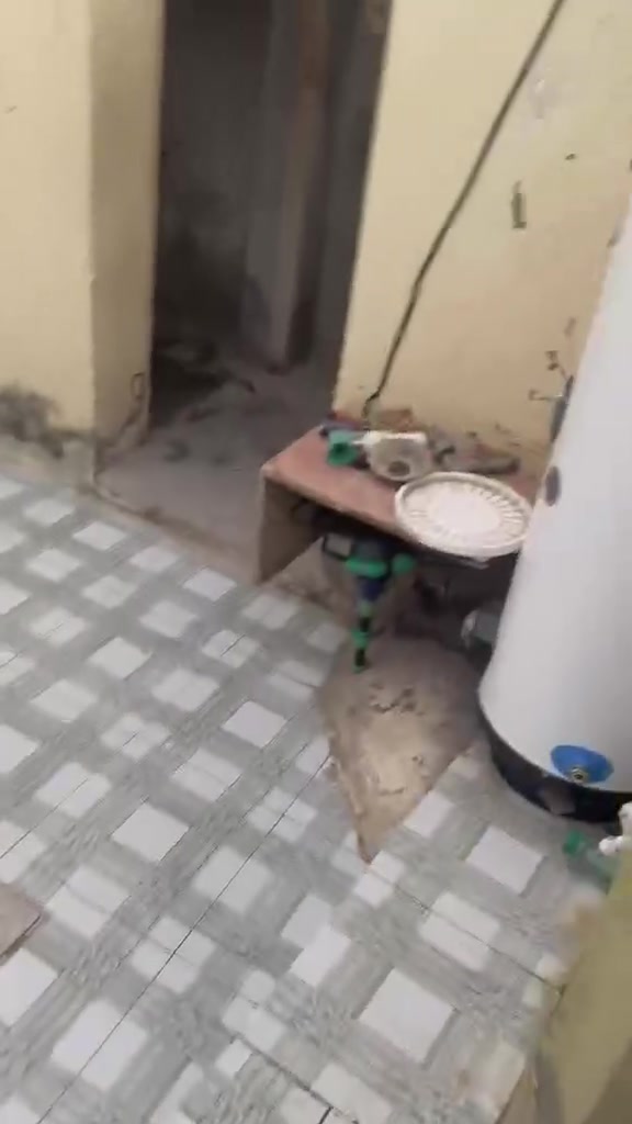 بيت مساحته ١٠٠ متر  خمسين مبنيه وخمسين لا وسعر جدا مناسب قرب بيت ابو ايمن ***********
