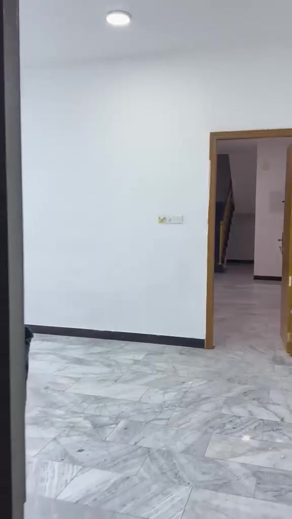 🏠 دار للبيع – المناذرة
📍 مجمع قرية السلام – المرحلة الأولى

🌳 وجه الدار على حديقة

📐 المساحة: 200 متر

🏡 طابق واحد

يتكون من:

• غرفتين

• استقبال

• صالة

• مطبخ

• حمامات

• كراج سيارة

• حديقة

✨ الدار تستحق المعاينة، لا تفوّت فرصة المشاهدة على أرض الواقع!

للاستفسار

***********

او التواصل معنا على الخاص
