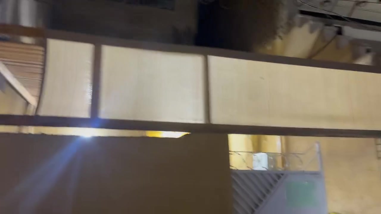 السلام عليكم دار للإيجار مساحته 90 متر بالقرب من مركز شرطة الامين  يتكون من صالةً و غرفه بالأرضي وملحقات والطابق الثاني غرفتين وسطح للاستفسار الاتصال على الرقم *********** البيت مرمم جديد
