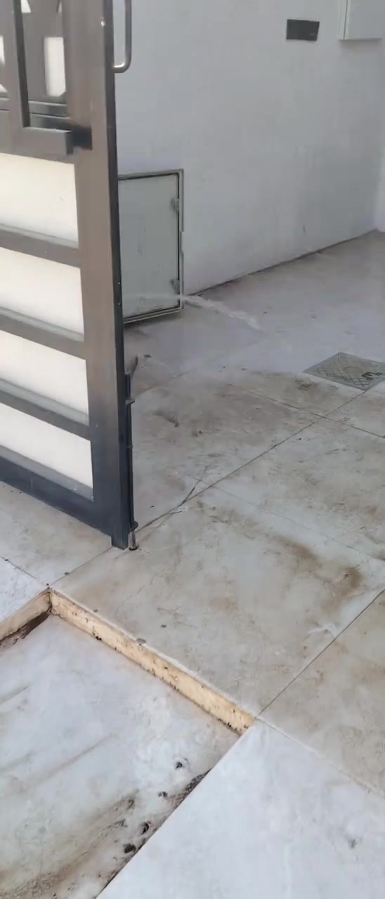 الدار للبيع زيرو
هيما ستي مساحه ١٠٠متر طابقين
الطابق الأرضي استقبال ومطبخ وهول وغرفه نوم وصحيات داخل وخارج
الطابق الثاني يحتوي على 3 غرف نوم وصحيات
السعر 80 وبي مجال
متوفر ماء وكهرباء وشارع 
الاستفسار الاتصال ***********
