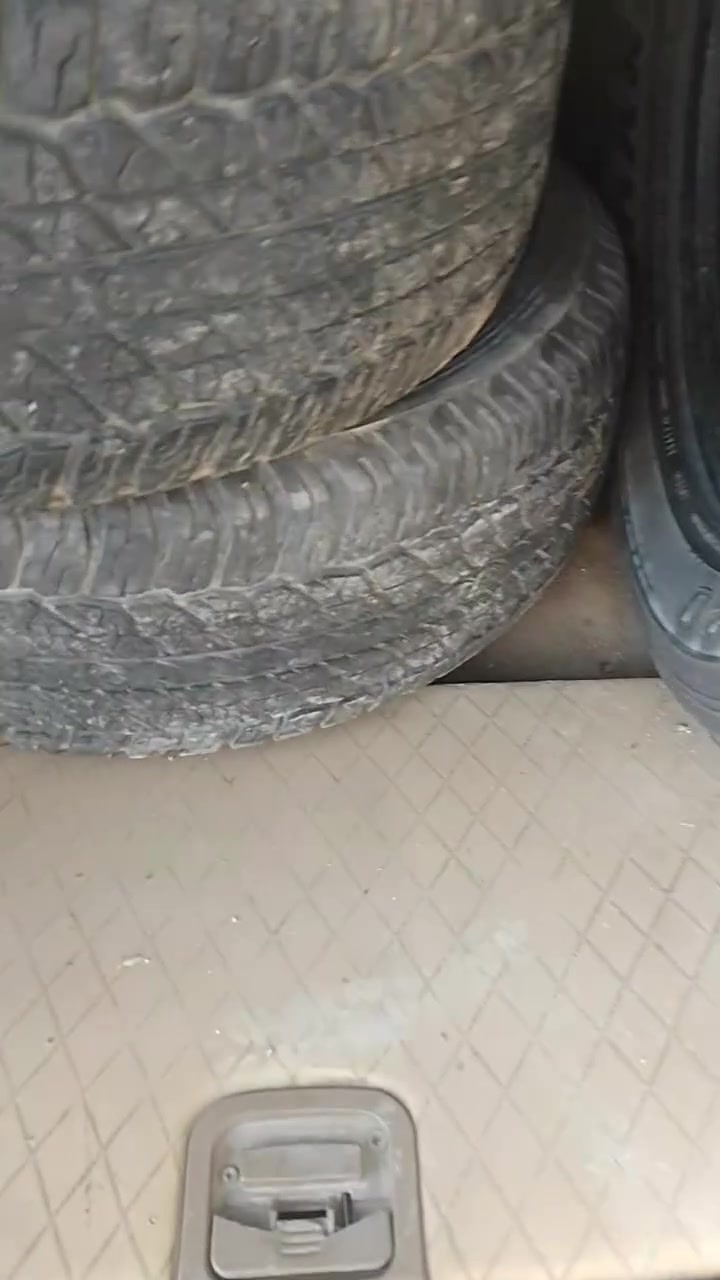 السلام عليكم تخم تاير ياباني مستخدم نضيف  حجم 260*65*17 السعر 90 الف للاستفسار ***********
