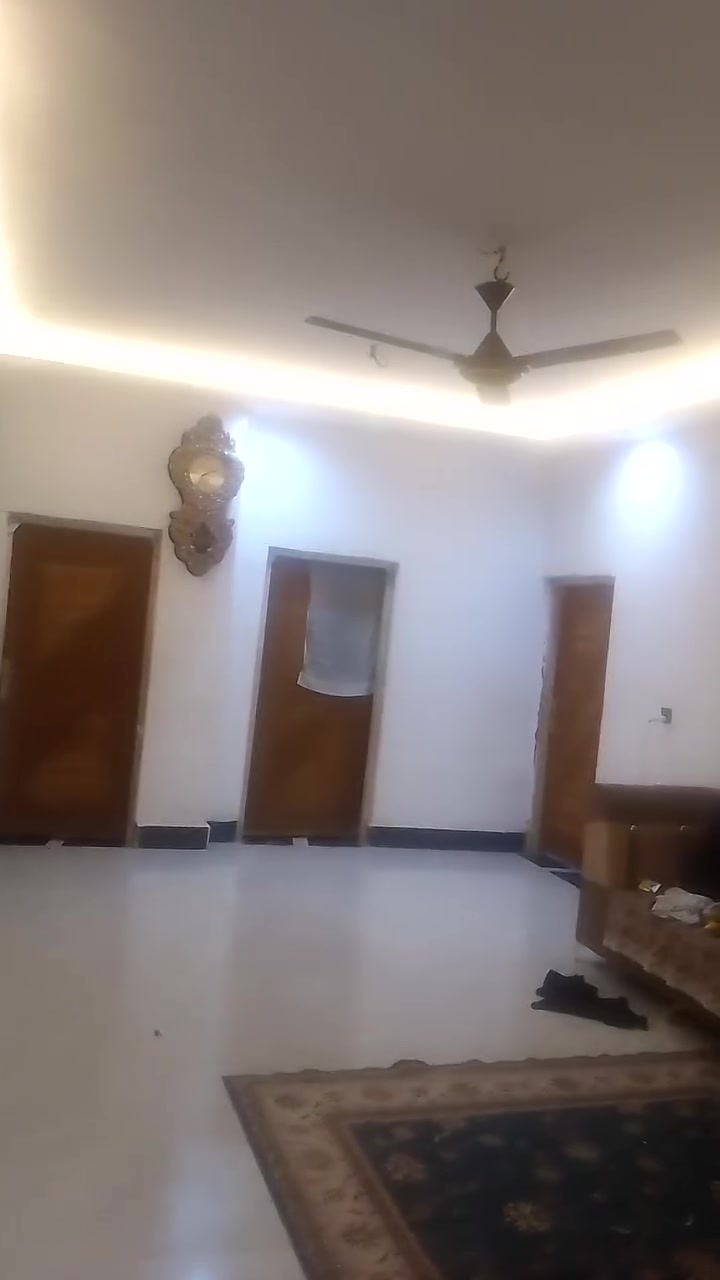 بيت للبيع طابو  صرف
حي الشهداء قرب ملعب عمو بابا
المساحه 200 متر يتكون من 3غرف نوم  صحيات داخليه وخارجه وديوان 8 متر
ت ***********
