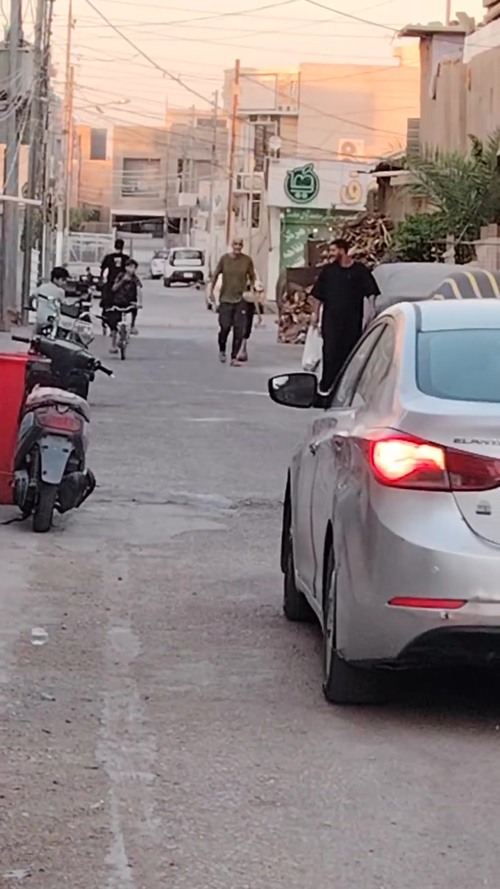 سلام عليكم بيت للبيع في حي العامل المنطقة السابعه مقابل أسواق التفاحة مساحة البيت ٢٤٠ متر واجهة البيت ١٤ متر ونص السعر ١٨٥      للتواصل***********
