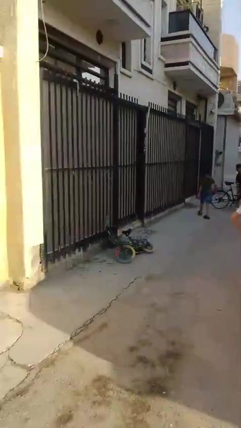 السلام عليكم ورحمة الله وبركاتة
@إشارة يتوفر لدينا بيت للبيع ببغداد منطقة السريدات 
كامل خدمات من تبليط ومجاري
مساحة 50 متر   
نوع العقار سند 25 مدارس واسوق قريبة عليه 
اخوكم الشيخ محمد النداوي 
للتوصل وتساب او رصيد ***********
