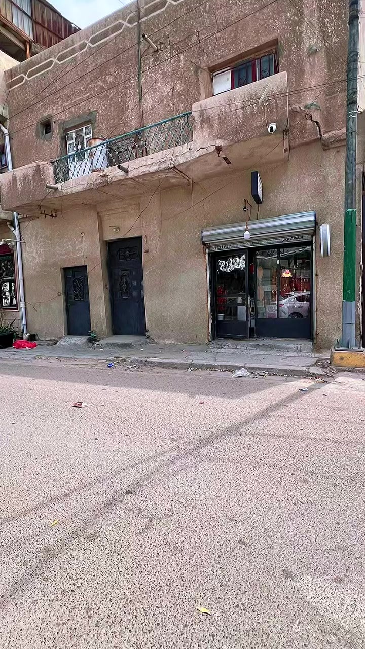 بيت الاعظمية
بيت للبيع في قلب الأعظمية - موقع استراتيجي ومساحة مميزة
الموقع: الأعظمية، شارع سعدة، مقابل مقبرة أبو بكر الشبلي (خلف جامع الإمام الأعظم أبو حنيفة النعمان).
تفاصيل العقار:
• المساحة: 176 متر مربع.
• الواجهة: تحتوي على محل تجاري (ميزة استثمارية ممتازة).
• نوع البناء: بناء شيلمان (وجاهز للسكن أو الاستثمار).
تقسيم البيت:
• الطابق الأرضي:

• كليدور استقبال (خطار) مع هول واسع
• 3 غرف نوم (منها غرفة سويت بحمام داخلي).
• مطبخ متكامل مع كافة الخدمات الصحية.

• الطابق الأول:(بحاجة الى ترميمات للسكن)

• 3 غرف نوم إضافية.
• مطبخ ملحق مع ملحقاته.
• غرفة مخزن داخلية للطابق.
• الأسطح: يحتوي البيت على 3 أسطح بتوزيع ذكي يوفر تهوية وإضاءة ممتازة للبيت

المميزات الإضافية:
• موقع هادئ وقريب جداً من الصحن الأعظمي.
• البيت مصمم ليكون صالحاً لسكن عائلتين (انعزال الطابقين بمرافقهم).
• واجهة تجارية بوجود المحل.
"للاستفسار عن السعر يرجى الاتصال".
للتواصل والاستفسار:
[***********]
@الجميع
