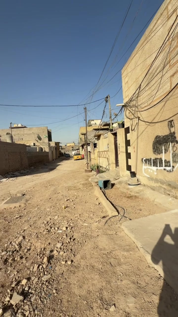 عقار للبيع … 
المساحة البيت ٨٠ متر مربع طابق واحد 
الواجهة ٥ النزال ١٦ 
الأساس رفت والسقف صب كونكريت . 

الخدمات - ماء أبيّ خابط + مجاري جديدة 
خط وطنية + خط سحب فقط 

يحتوي على أستقبال معزولة + صالة 
مطبخ + غرفة نوم + منزع وحمام + ترك 
حمامات داخلية وخارجية. 

العنوان : حي الزهراء الـ ١٥٠ شارع المكبس رابع  
فرع على جهة اليسار مقابل أسواق أحمد فرع 
أفران الصمون . 

السعر ٤٥ وبي مجال. 

التواصل : ***********
