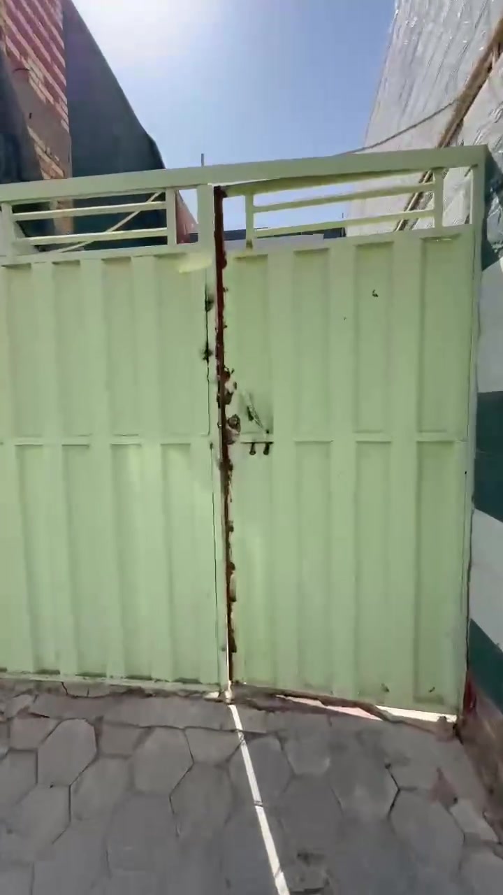 بيت للبيع حي الشهداء  

١٩٠ متر 

بناء قديم ٢٠٠٩ 
عكاده 
٥ غرف 
حمامات اثنين 
مطبخ كبير 
استقبال 
صالة 
كراج 
البيت فرعي ، ٦ امتار 

٣ غرف بالطابق الارضي
٢ غرف بالطابق الاول

مقابل سوق العروبة الجديد ، شارع مرطبات المعموري

*********** 

١٥٥ مليون

رقم العقار ١١٣٩

