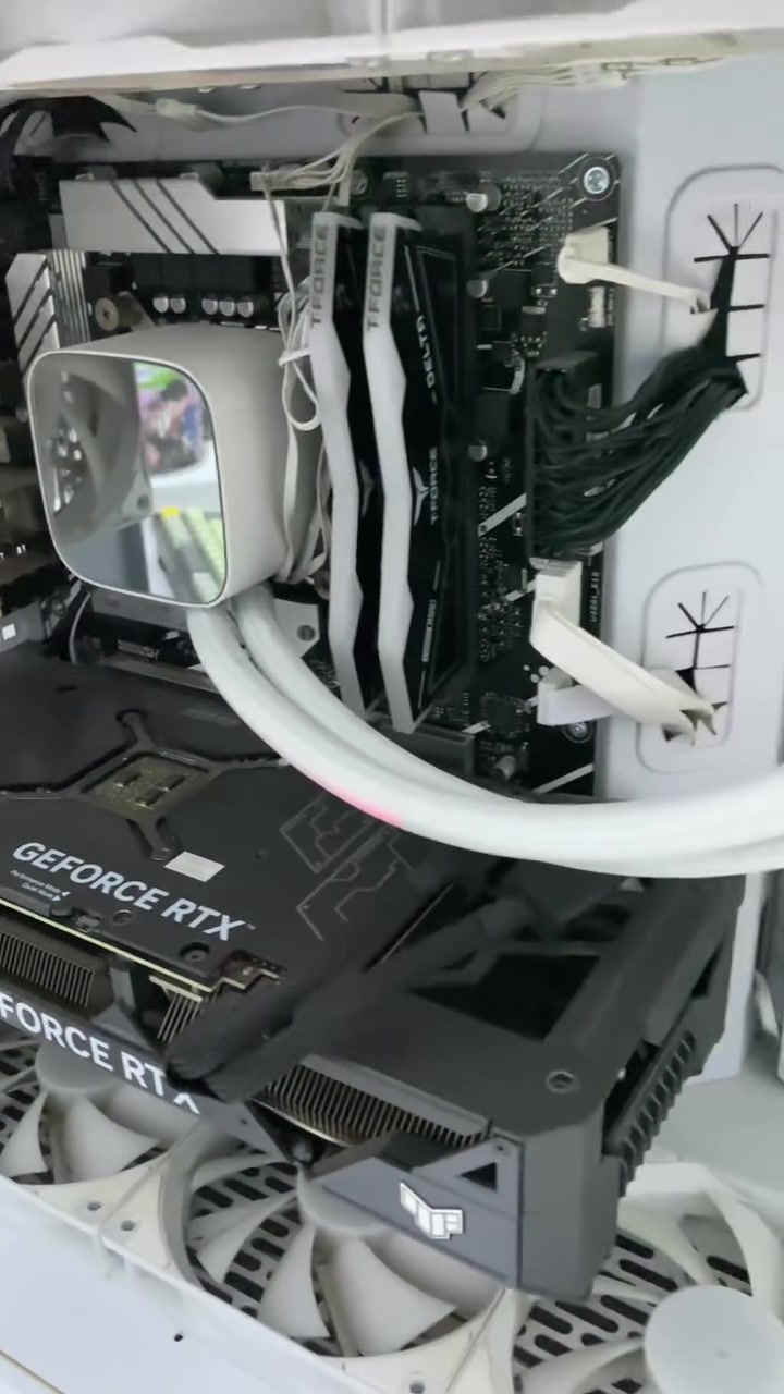مستعجل على بيع ‼️
المعالج: Intel Core i5-14400F

المذربورد: ASUS TUF B760-Plus WiFi

كرت الشاشة ASUS TUF GeForce RTX 4070 SUPER OC (نسخة 3 مراوح، 12G

الرامات T-Force 32GB (2x16GB) 6000H

الذاكرة التخزينية (Storage):
Lexar 1TB (سرعة 3500)
Lexar 2TB إضافي (سرعة عالية 7000) - المساحة الإجمالية 3 تيرا!

المبرد: DeepCool 360 

مزود الطاقة: DeepCool 850W

الكيس (Case): كيس حوضي بانورامي باللون الأبيض، مزود بـ 10 فانات بيضاء مع ريموت للتحكم بالألوان والاضاءات

‼️المو شراي لا يجي خاص رحمه لمك و تاكد من مواصفات يلا تدخل كل كراتين موجوده 

💢 فقط كيس: + اكو شاشه و ميز و كرسي و يو بي اس  و مايك شور اصلي و سماعات اصليه  يعني اكو غراض حبشكلات البي سي ❗️

للتواصل❗️***********
السعر : 2.450.000  
الاستخدام   قليل اخت جديده حتى  لزكات على فان كرت شاشه
