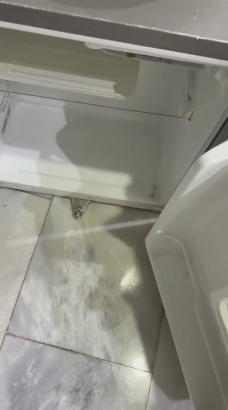 ثلاجة صغيرة ٥٠ 
وثلاجة ٢٠٢لتر جديدة جدا قبل اشهر تم شراءها ب ٢٧٥$
للبيع ٢٧٥الف 
للتواصل ***********
المنصور
