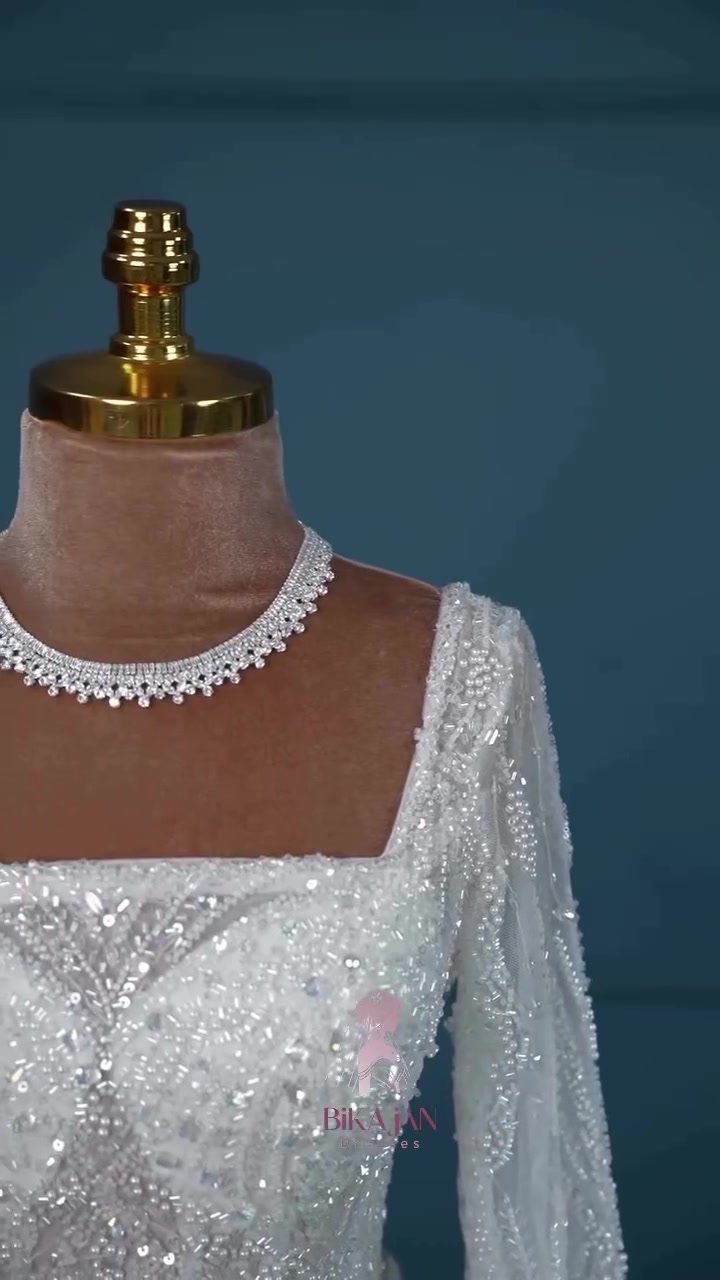 

نص مكتوب في الصور:
- BIKAJAN Dresses