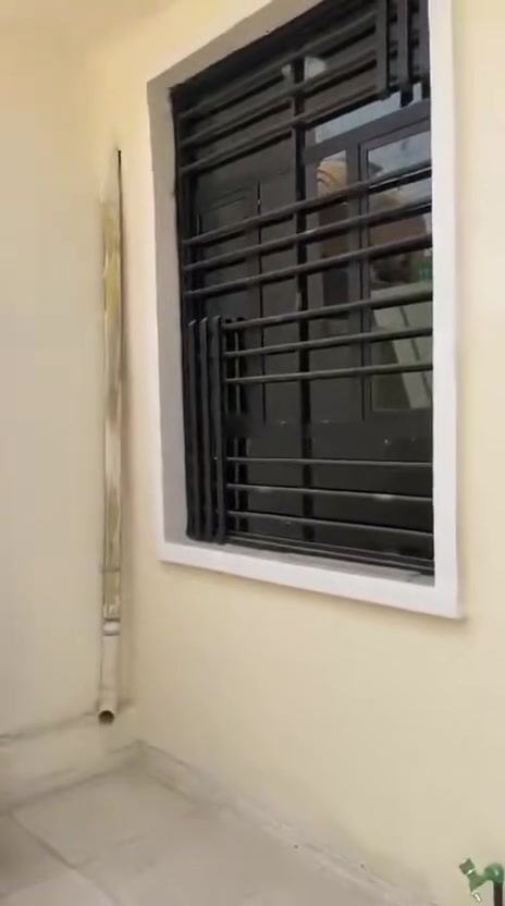 للبيع ٨٣ وبي مجال
جاهز للسكن 

٢ بيوت نفس التصميم بناء حديث مساحة البيت ١٠٠   تفاصيل البيت 🏠 
تواليت خارجية 
استقبال 
مطبخ 
حمام وتواليت داخلي 
غرفة 
الطابق الثاني غرفة وحمام خارجي وسطح متوجه لبناء غرفة ثالثة 
سطح اخير مثل ماموضح بالتصوير 
المكان منطقة السكلات ال١٤ قرب مدرسة الفيحاء للاستفسار الاتصال على صاحب العقار شخصيا 
 ‭***********‬
او على واتس آب 

+46 73 908 32 52
