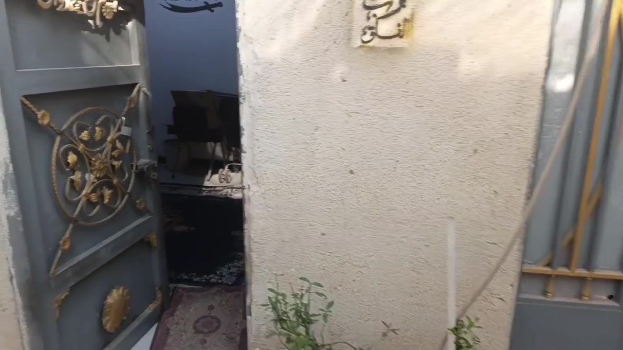 > *بيت للبيع - الزبير / الصحفيين الثانية / على شارع 40 العام مباشرة*
> الواجهة 3 متر على الشارع العام (باب شارع)
> من جوه العرض 7 متر × النزال 20 متر
> المساحة الكلية 140م تقريبا
> الخدمات كاملة: ماي اسالة، كهرباء دفن، تبليط جديد، رصيف مقرنص
> معاملة تمليك موجودة وواصل كشف المساح
> البيت سكن فقط، بدون محلات@
> *السعر 38 مليون وبيه مجال*
> للاستفسار: ************ - كرار الحلاق*

ا
