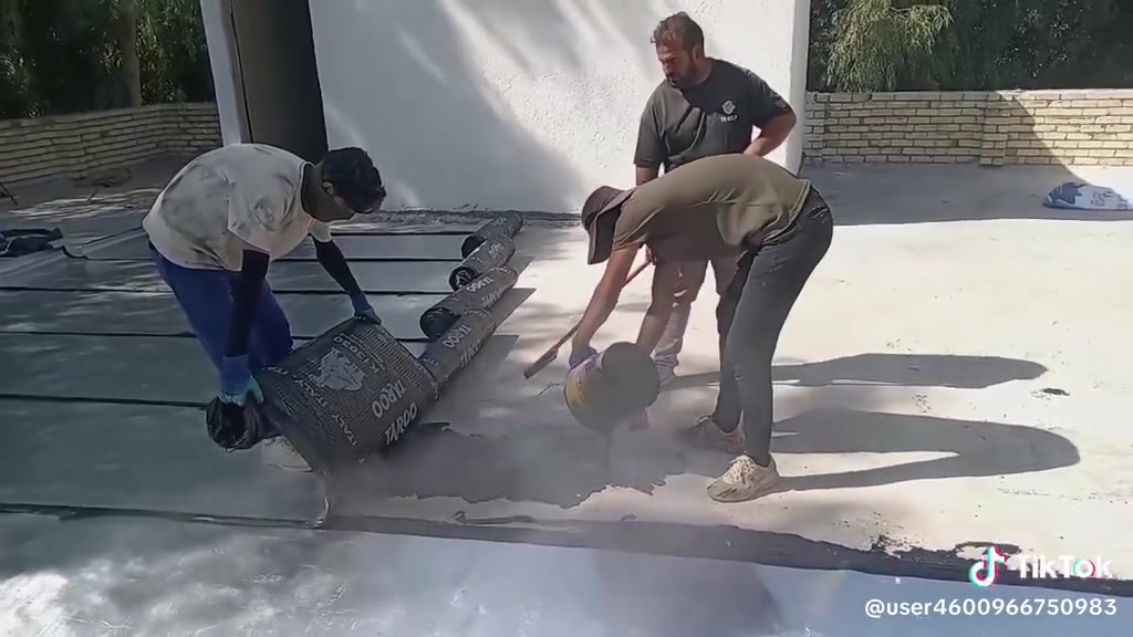 السلام عليكم نعمل على تغليف لاسطح من مادة لايزوكام لايطالي ولايراني السمك 6 مليم للاتصال على الرقم ***********
