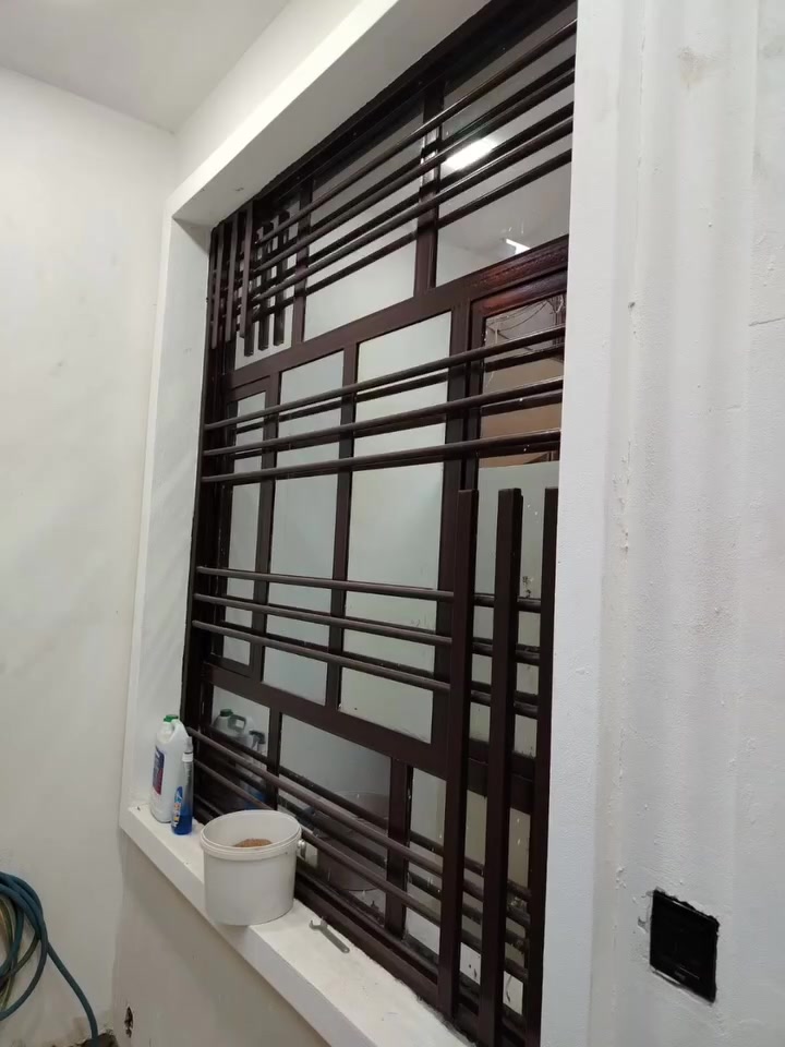 بيع سريع بدون دلاليه 
🏡 للبيع — بيت زيرو | حي تونس – آفاق عربية

📍 الموقع: حي تونس – آفاق عربية، خلف شركة تويوتا
📐 المساحة: 60م² — واقع حال 4×16
💰 السعر: 160 مليون
📜 طابو زراعي ملك صرف — سند 25، إنذار كاتب عدل

✨ بيت زيرو، بناء شخصي مو بناء مقاول
مع احترامي لجميع المقاولين 🤍

🏠 مكوّن من 4 طوابق + سطح، ويحتوي على 5 غرف نوم:

🔹 الأول: طرمة واستقبال، مطبخ بارد، مطبخ حار، خدمات، غرفة نوم.
🔹 الثاني: غرفتان نوم، خدمات، بلكونة.
🔹 الثالث: غرفة، هول، بلكونة.
🔹 الرابع: بيتونة + قاعة ممتدة على طول البيت.
🔹 السطح: على إيد صاحب البيت.

⚡ المنطقة مخدومة بالكامل: ماء، مجاري، تبليط وكهرباء من جميع الجهات.

🛋️ البيع شامل الأثاث بالكامل.

🔥 بيت جديد ومرتب، مناسب للسكن والاستثمار.

📲 للاستفسار والمعاينة: واتساب فقط
***********

💰 السعر: 160 مليون قابل للتفاوض للجادين فقط.
