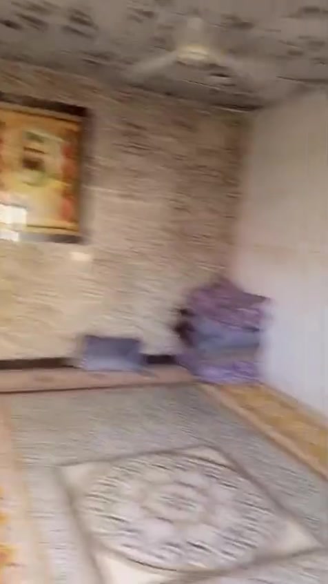 بيت للبيع المساحه 100م  سند 25 يتكون من غرفه وستقبال ومطبخ وصاله وصحيات  السقف سندويج   ماء ومجاري وكهرباء يبعد عن الشارع 200م المكان الحر الصغير على البزل حي الهادي قرب مخزن سيراميك شهرزاد ***********  سعره 45  وبي مجال
