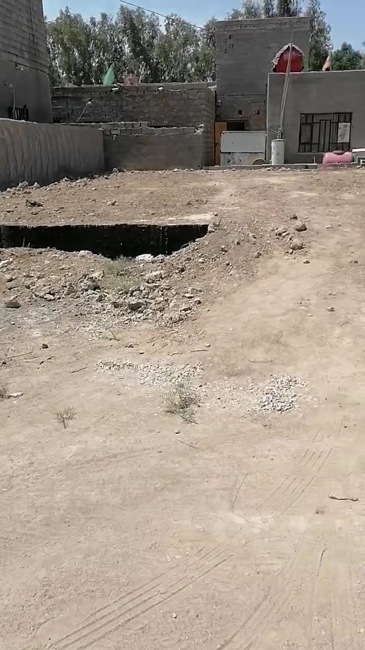 للبيع.. بتلو ٢١٦ م صب كونكريت ٥٠ في ٥٠ يحتوي على ٢ غرفه نوم وصاله ومطبخ واستقبال وصحيات واجهه ١٢ م ونزال ١٨ حي زليزل كاع بيت مبدر دواح مقابيل سيد شهيد الجمراوي متوفر ماء وكهرباء كما هو موضح في الصور والفيديو أدناه للاستفسار مراجعه مكتب القريني للعقار الجمعيه بالقرب من السايدين *********** او ***********
