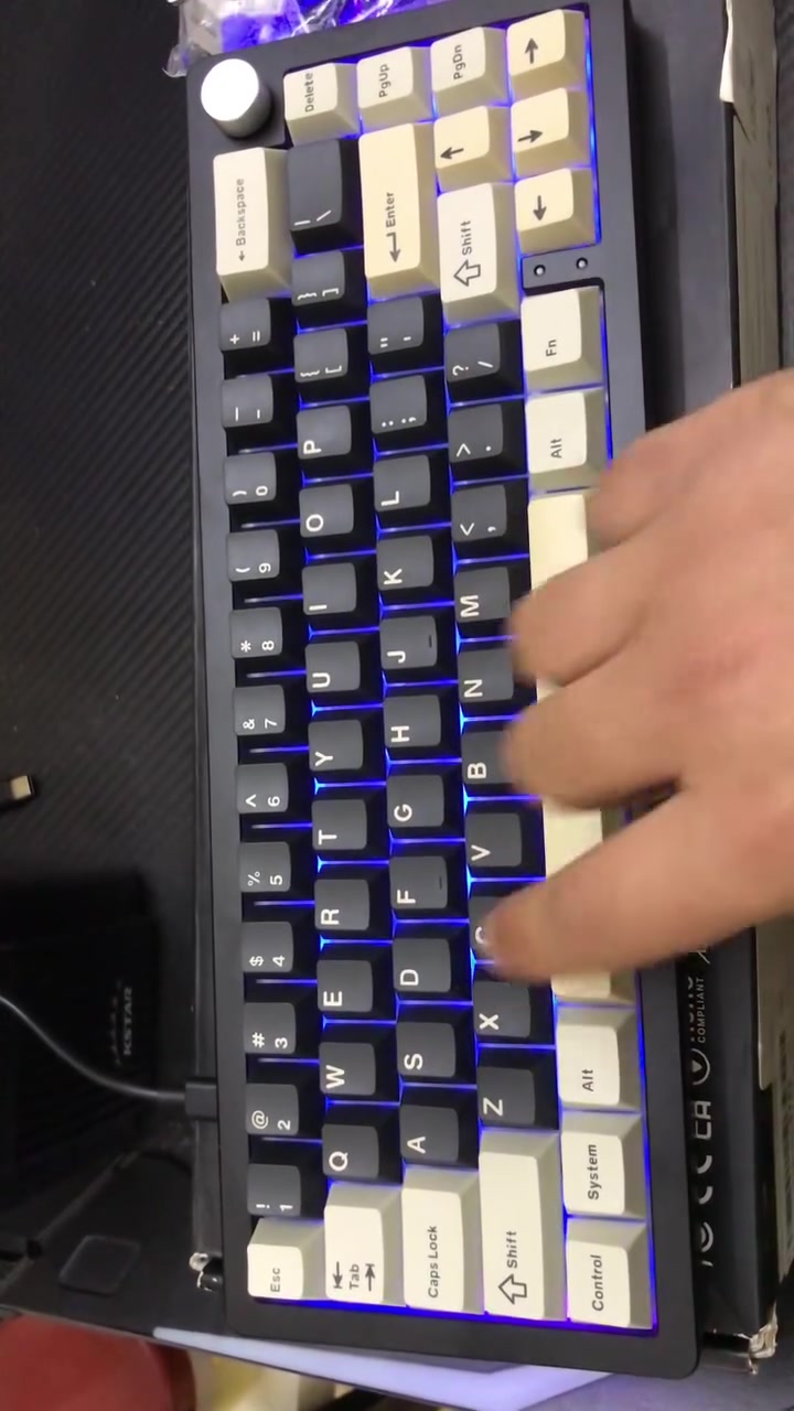 سلام عليكم حبايب عندي كيبورت حترافي جديد ممستخدم ابد نوعيتة اكثر من راقي والقاعدة فولاذ وزن ثقيل ونوعية الأزرار مغناطيس مراح تكلم اهواي المقاطع منشورة وشوفوهة على راحتكم واني شتريتة ١٢٠ وهسه رايد ابيعة ب٨٠ الف  ومثل مكتلكم جديد ابد ممستخدم بعدة بالكارتونة واليحب يتواصل هاذ رقمي *********** وبية واتساب
