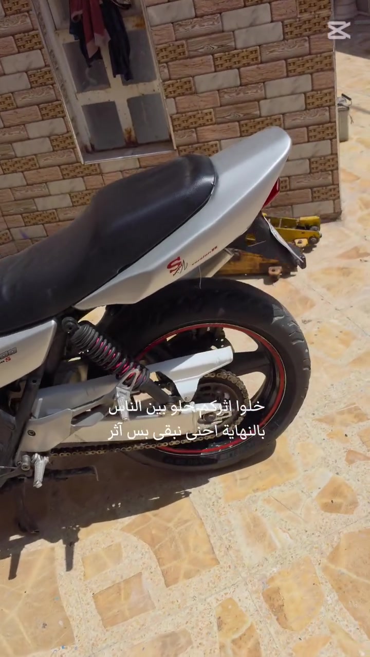 Cb400 جيل ثاني 
بيع او امراوس اب  افوراي F4i
موديل 1998 للون رصاصي 
رقم الماني( ذي قار )مشروع وطني مداور ثاني يوم 
دراجه مكفوله مكينه كير شاصي 
لادخان ولاتنقيص .
مجهزها بل كامل .
واير بلك جديد تخم جوين بلك .
يدات سكليتر قبضات جدد .
كتف شحن جديد 
فلتر شوته جديد + فلتر مكينه جديد  + دهن جديد 
باتري جديد 
كابريترات منضفه ستندر تصليحي يم همام بايكر 
سمجه جديده بعدني ماشادها +درع مكينه جانبي هم ماشاده جديد .
بك لايت جديد رماش .
واقيات ولواصق 
مجهزها بل كامل .
بيها كزوز اصلي امريكي صوتها رعيد
سعرها 19 وبيها مجال حك جيه 
مكاني نجف .
***********
