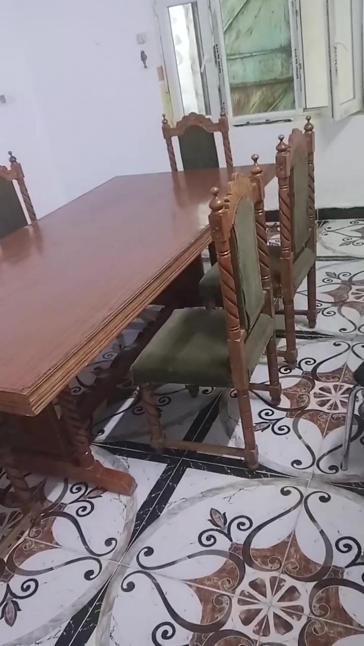 ميز طعام صاج • نضيف • عليه مجال شراي