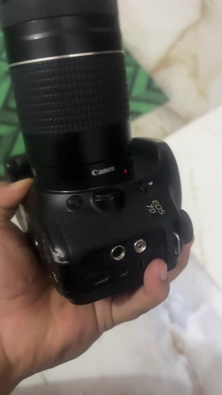 كانون D7 mark1
كامره نضيفه جداً وياه زوم 75/300 بي كسر بل اطار مو بل عدسه وما مأثر ابد بطاريه وجنطه وكيبل نقل وشاحنه سعر 600 تواصل واتساب ***********
