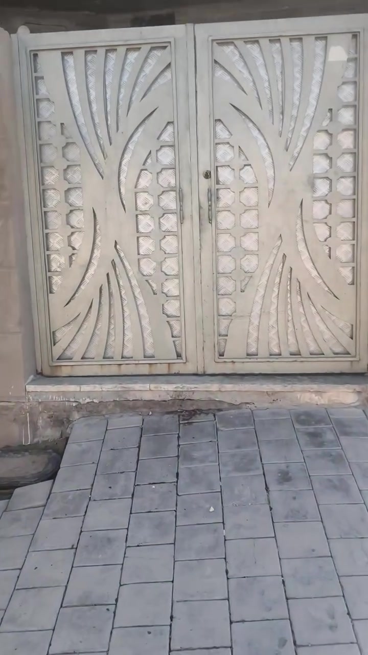 بيت طابو صناعي منطقه الزعفرانيه البيت يتكون من ثلاث طوابق
الطابق الاول : ارضية كاشي 
يتكون من تواليت خارجي شرقي  وغرفه استقبال ومطبخ وغرفه نوم ومنور وحمام تواليت غربي مشترك داخلي
 الطابق الثاني: ارضية سيراميك يتكون من ثلاث غرف نوم وحمام تواليت غربي مشترك
 الطابق الثالث : ارضية سيراميك يتكون من غرفه نوم وحمام وتواليت غربي مشترك
البيبان مال غرف صاج  والحمامات وتواليت المنيوم 
 البيت بيه سطحين 
 الدرج مرمر بايا ومرايه
للاستفسار الاتصال على الرقم 
***********
