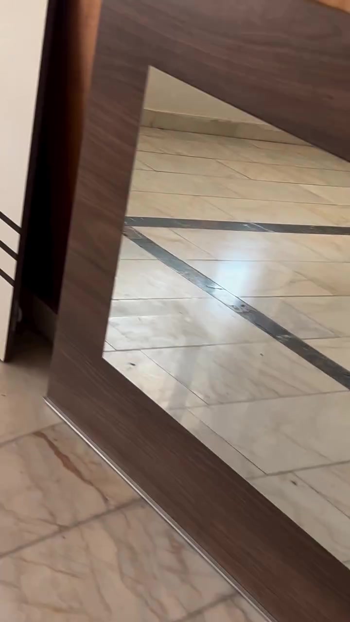 للبيع غرفه نوم ٥ قطعه العنوان الكراده ساحه الواثق ***********
