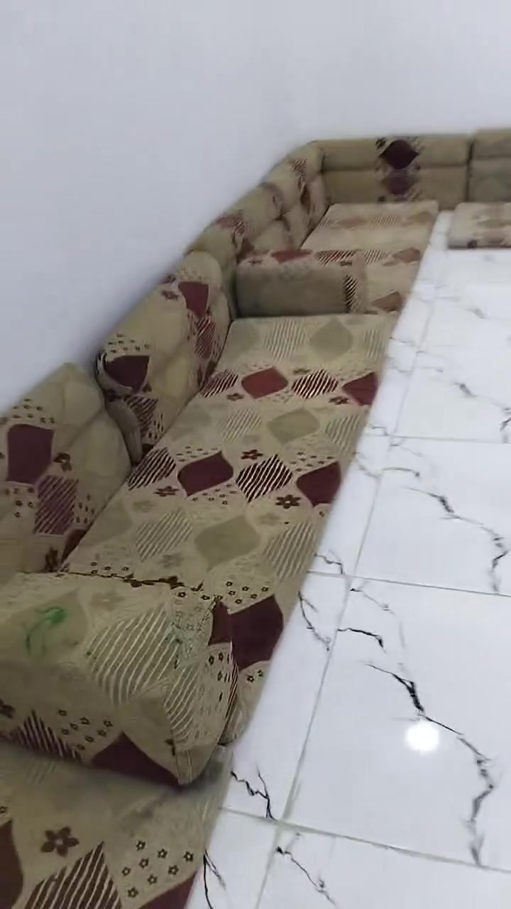 السلام عليكم عندي طقم للبيع اريد ان التخ100
 وبمجال***********
