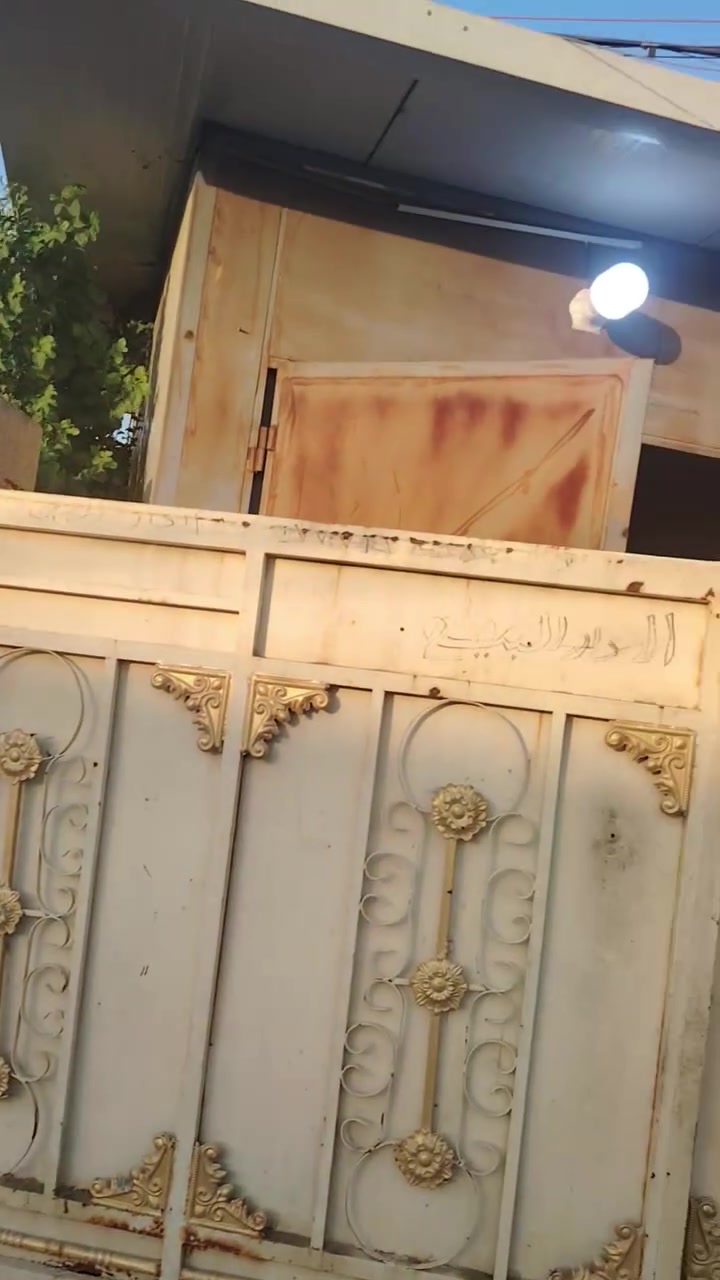 السلام عليكم
متاح بيت تجاوز نهاية ال400دار يحتوي علئ استقبال 4في 6 ومطبخ 6في4 وصاله 8تقريبا وفرفة النوم 7متر وحمام شرقي وغربي وصحيات ثانيه  وحديقه خلف البيت تقريبا 40متر وثلاث خطوط كهرباء وثلاث خطوط ماء وباقي التفاصيل الاتصال علئ الرقم والبت تقريبا 190متر الئ 200وللعلم سقف المطبخ والاستقبال سندويخ والباقي عكاده السعر 28وبيه مجال 
***********
