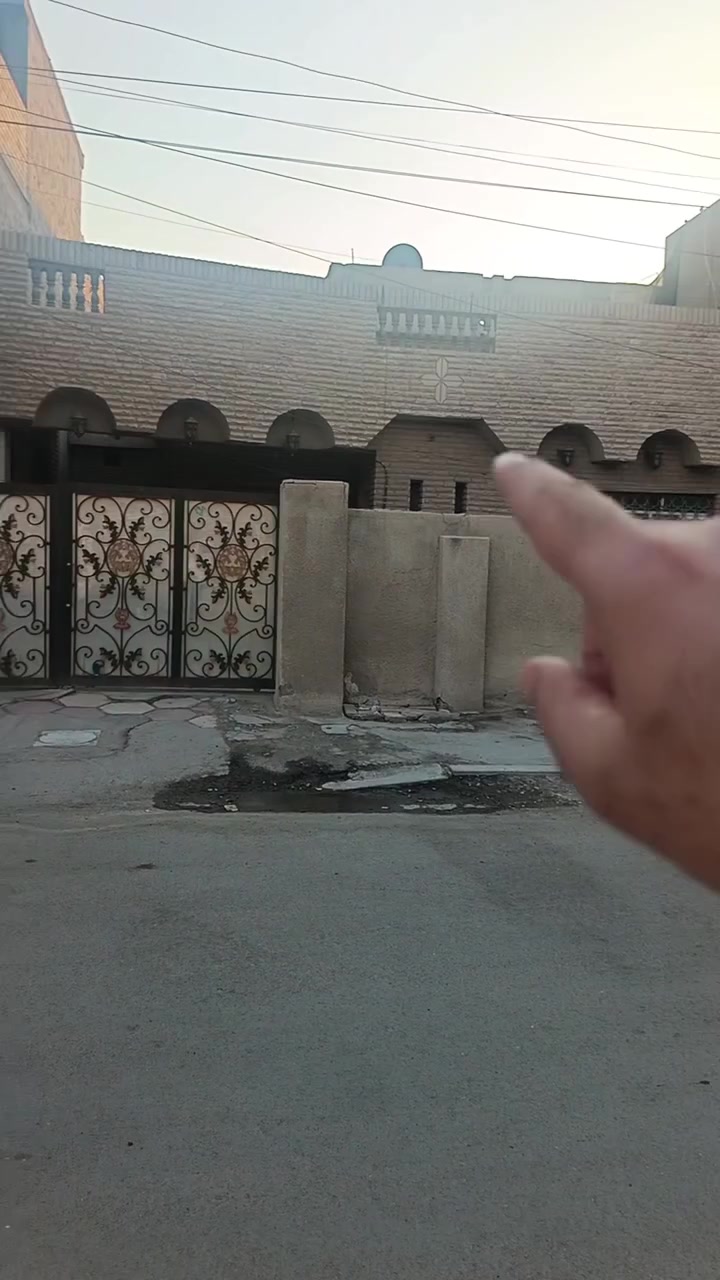 دار للبيع مساحه ٢٥٠ متر 
ممكن يباع منه نصف 
شارع عريض 
العنوان الدوره شرطه حاتم السعدون
مكتب بغداد للأستثمار العقاري  -الدورة -ميكانيك 
ابو اركان  ***********
