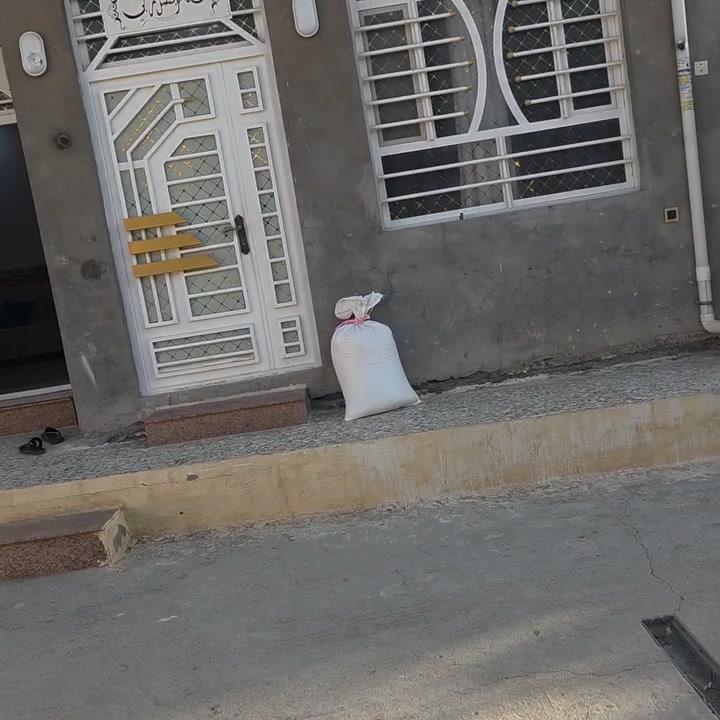 السلام عليكم ورحمة الله وبركاته🫱🏽‍🫲🏻
متابعينا الكرام👥
دار للبيع🏠 المساحه 250 متر 
الواجهه12 نزال 21 الدار معزول ومرتب تقطيع جديد🌹
يحتوي الدار🏠 على صالة وهول وحولي كبير ومطبخ ومنوَر اثنين وثلاث غرف منام اثنين فوگ وغرفه جوه صنف الارض طابو سند25
بيت كلش مرتب عالي على الشارع 
وموقع مُمَيز جداً 🪻
العنوان/التاجي/الشيخ حمد/نزلة المستوصف 🏨قرب جامع الواحد الاحد🕌
للاستفسار الاتصال على الارقام الاتيه كورك: ***********📞
اسيا: ***********📞
#مكتب_ديرتنا_للعقار 🏢
#بإدارة_أحمد_أبومصطفى 🌷
