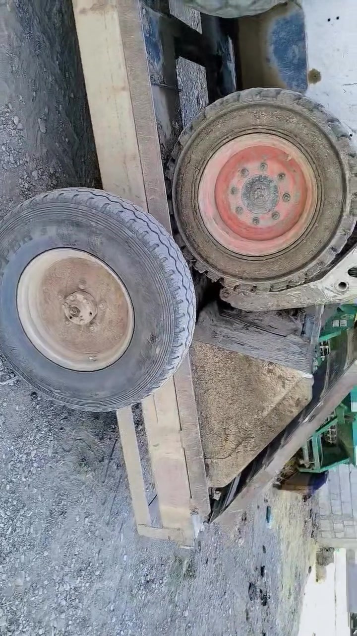 ئەم عەرەبانە بۆفرۆشتن عەرەبانەیەکی تۆکمەیە ویلەکانی ناوساجی بۆکراوە چوپلێسە زۆرمەزبوتە   ژم ***********
