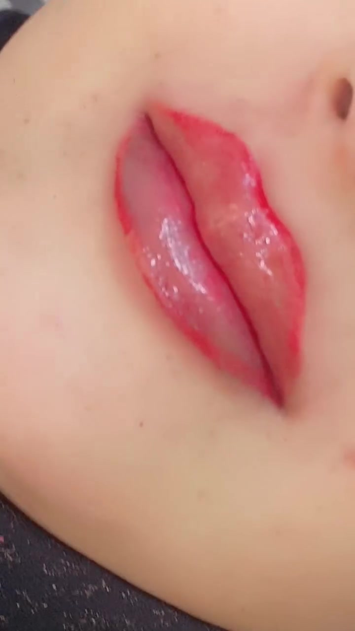 من إبداع رسم شفه بيد الفنانه والماكيره Haneen Hussam جمال وإبداع شغل يمها وبس العنوان بسمايه على شارع العام مركز لامار للتجميل مجاور مطعم سوبر چكن 
للحجز ***********☎️📱
