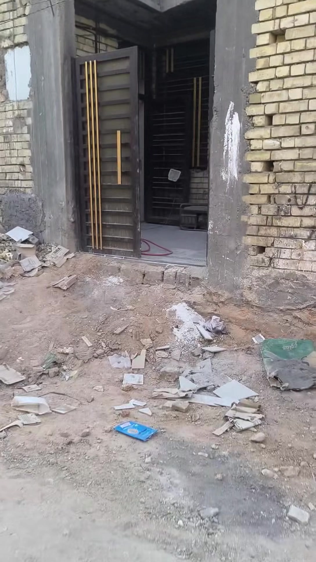 السلام عليكم 
يتوفر بيت ١٠٠ متر  واجه ٨في ١٢ونص. البيت ركن طابق واحد بناء حديث فول خلف مركز شرطه الحر طابو زراعي اقرار محكمه يحتوي عل غرفه وصاله وستقبال ومطبخ وصحيات 
للتفاصيل الاتصال على 
***********
