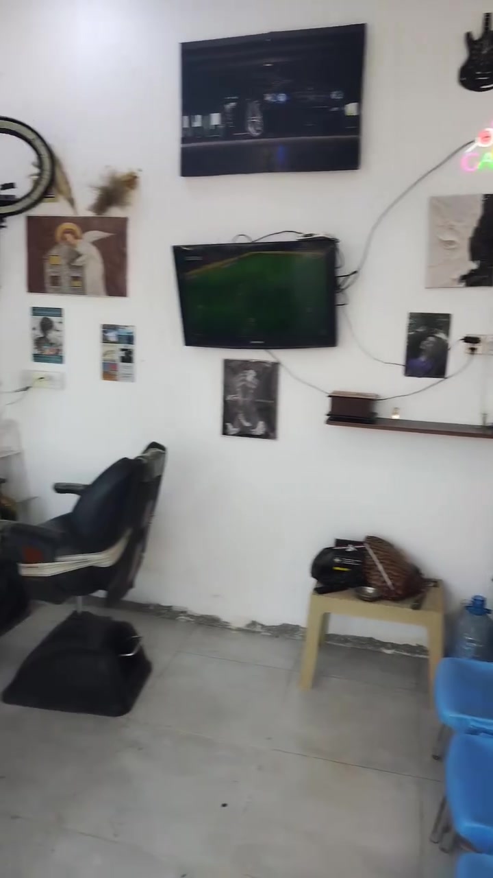 السلام عليكم شباب مرايات مع ميز عدد ٢ مع باترينه عدد ٢ مع كراسي للبيع عدد ٢ كوت خاجيه ***********
